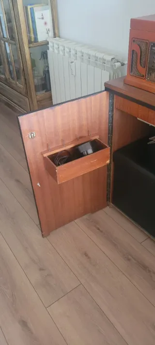 Máquina de coser de madera y cuero