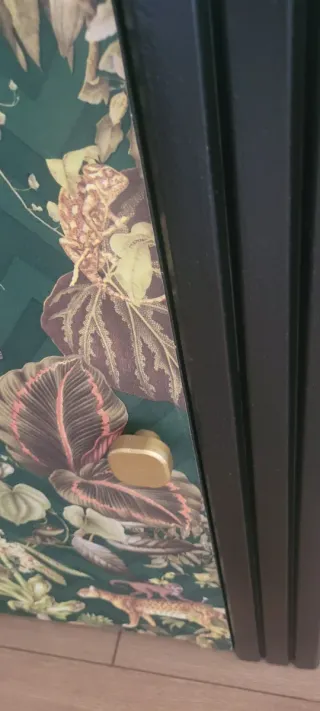 Máquina de coser de madera y cuero