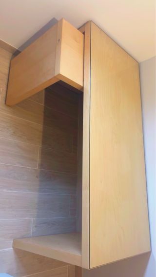 Scrivania in legno di Ikea con vetro