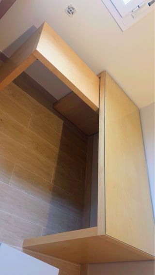 Scrivania in legno di Ikea con vetro