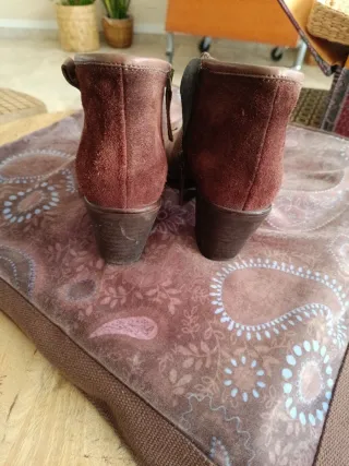 Botines de cuero marrón, con tacón.