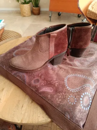 Botines de cuero marrón, con tacón.