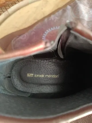 Botines de cuero marrón, con tacón.