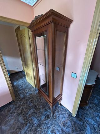 Vitrina de madera con estantes de cristal