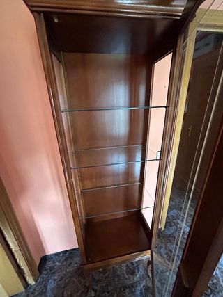 Vitrina de madera con estantes de cristal