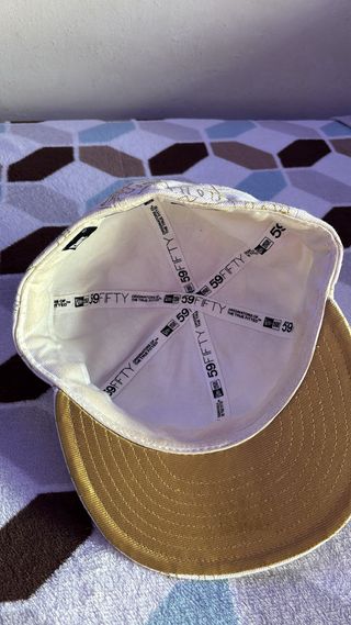 Gorra New Era DC Shoes Dorada Blanca