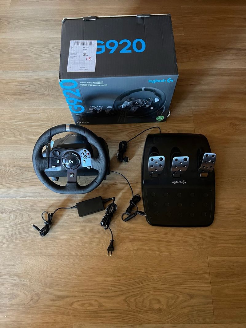 Volante Logitech G920 con Pedales.
