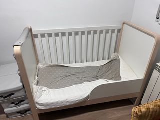 Cuna de bebé blanca y madera