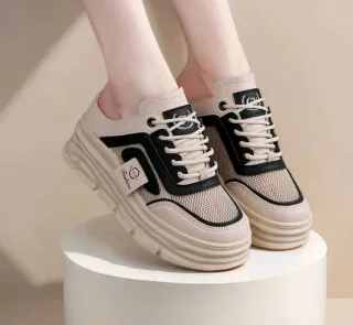 Scarpe ciabatta beige e nere