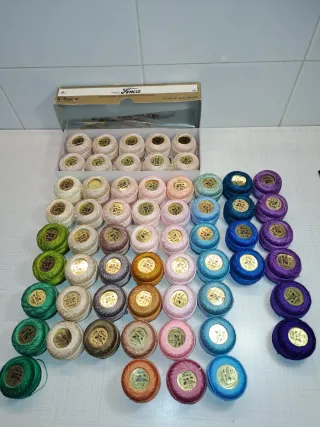 Lote 60 ovillos de hilo Finca