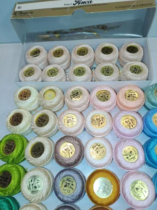 Lote 60 ovillos de hilo Finca
