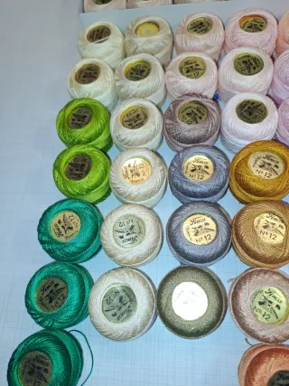 Lote 60 ovillos de hilo Finca