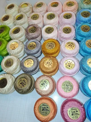 Lote 60 ovillos de hilo Finca