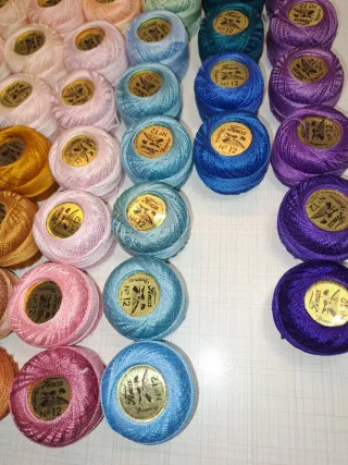 Lote 60 ovillos de hilo Finca