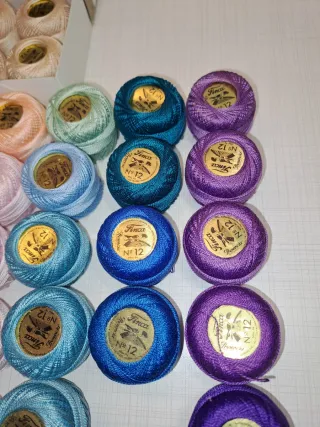 Lote 60 ovillos de hilo Finca