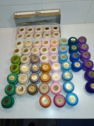 Lote 60 ovillos de hilo Finca