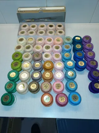 Lote 60 ovillos de hilo Finca