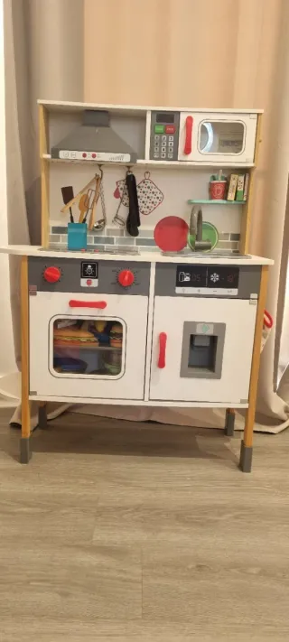 Piccola cucina in legno per bambini con accessori