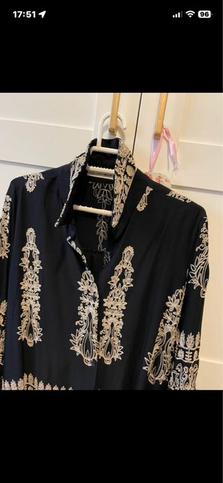 Sobrecamisa negra bordada dorada