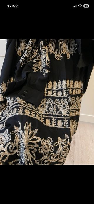Sobrecamisa negra bordada dorada