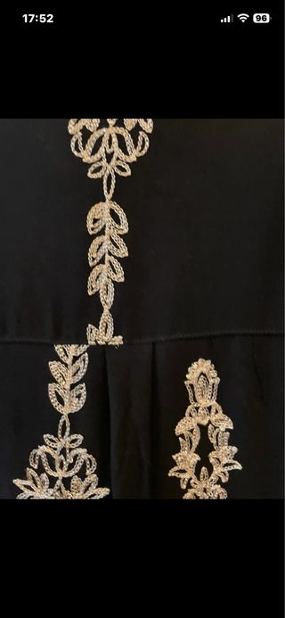 Sobrecamisa negra bordada dorada