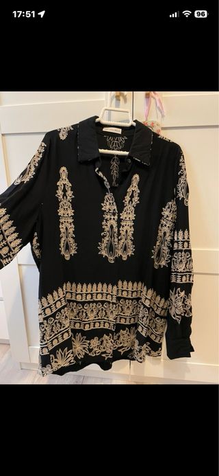 Sobrecamisa negra bordada dorada