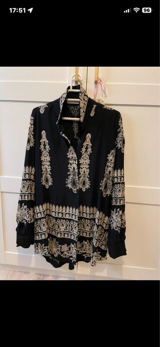 Sobrecamisa negra bordada dorada