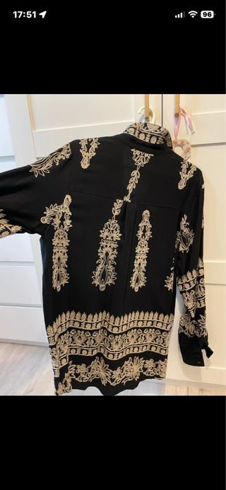 Sobrecamisa negra bordada dorada
