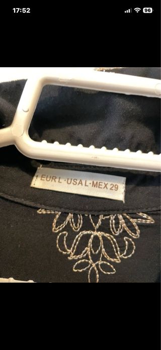 Sobrecamisa negra bordada dorada