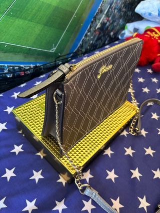 Bolso Guess Gris y Dorado