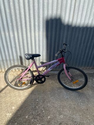 Bicicleta infantil rosa con marchas