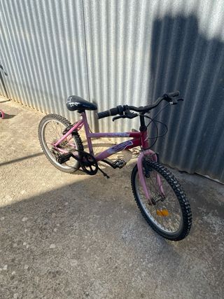 Bicicleta infantil rosa con marchas