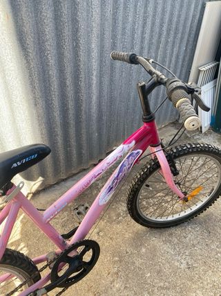 Bicicleta infantil rosa con marchas