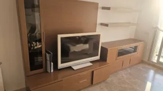 Mueble TV madera con vitrina y estantes