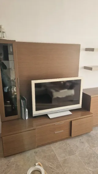 Mueble TV madera con vitrina y estantes