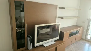 Mueble TV madera con vitrina y estantes