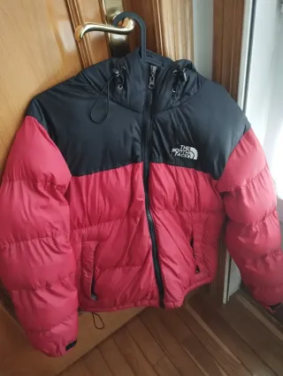 The North Face Plumifero Negro y Rojo