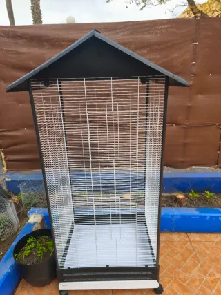 Voladera para pájaros negra y blanca