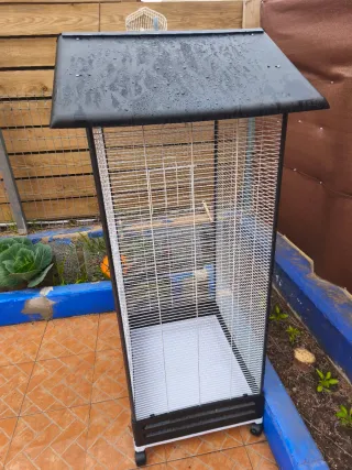 Voladera para pájaros negra y blanca