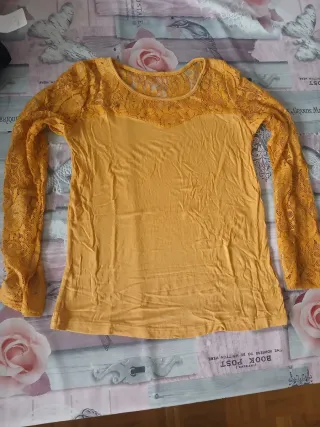 Camiseta amarilla con encaje