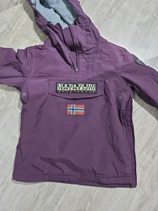 Chaqueta Napapijri Morada, como nueva