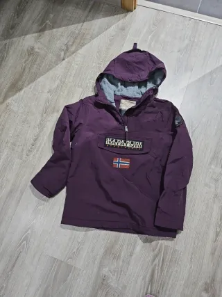 Chaqueta Napapijri Morada, como nueva