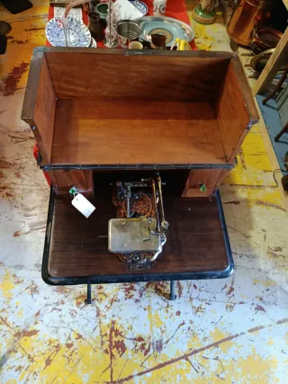 MÁQUINA DE COSER AURORA DE ESCUDER