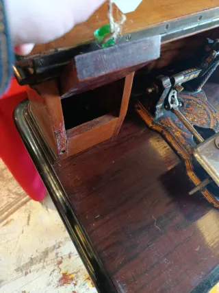 MÁQUINA DE COSER AURORA DE ESCUDER