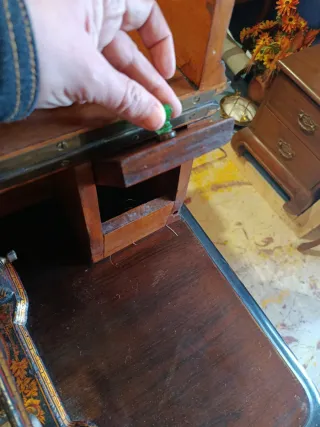 MÁQUINA DE COSER AURORA DE ESCUDER