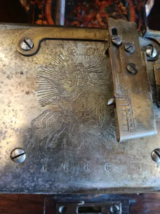 MÁQUINA DE COSER AURORA DE ESCUDER