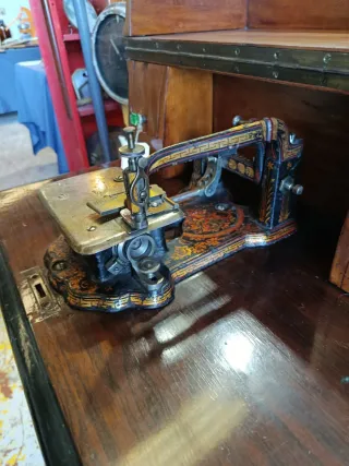 MÁQUINA DE COSER AURORA DE ESCUDER