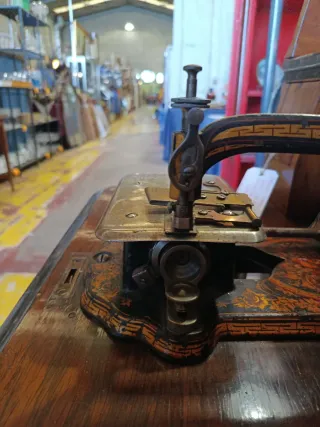 MÁQUINA DE COSER AURORA DE ESCUDER