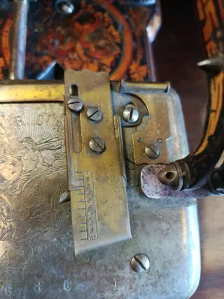 MÁQUINA DE COSER AURORA DE ESCUDER