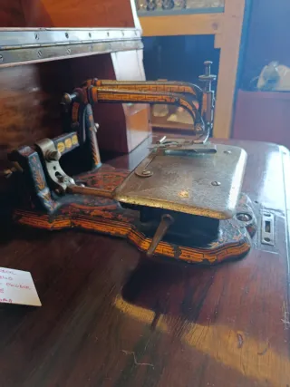 MÁQUINA DE COSER AURORA DE ESCUDER